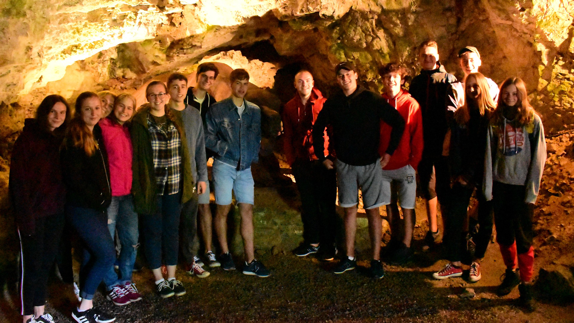 mládežníci vo Važeckej jaskyni